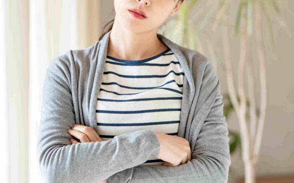 腕を組む女性